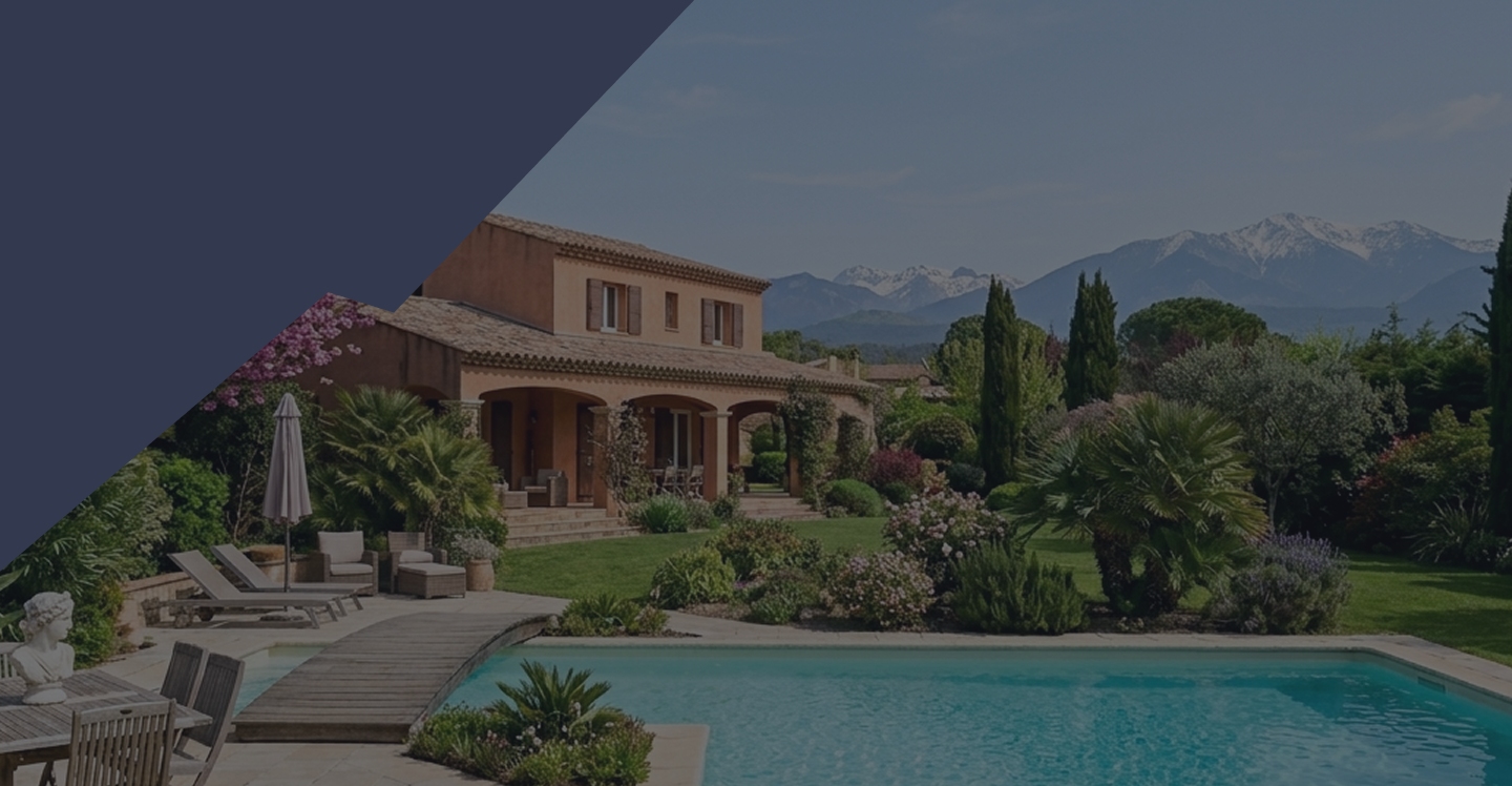 Villa méditerranéenne avec piscine et jardin, montagnes enneigées au loin