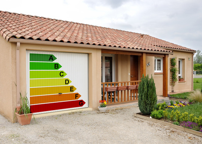 Maison avec étiquette de performance énergétique A à G sur le garage