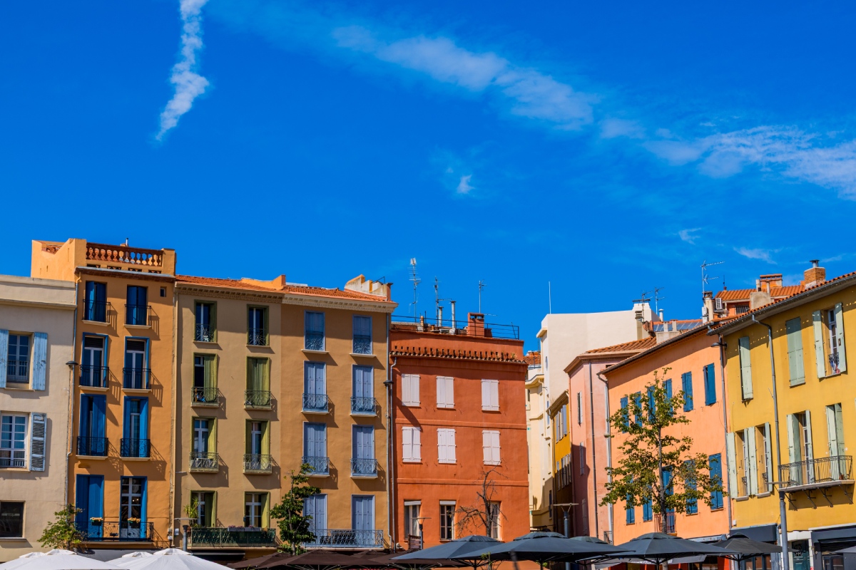 Diagnostiqueur mesurant l'isolation thermique d'un logement ancien