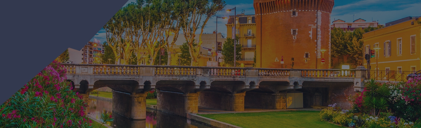 Vue crépusculaire du Castillet et du pont de pierre à Perpignan