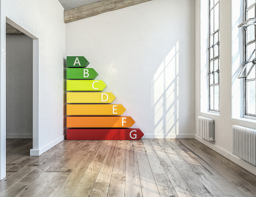 Pièce lumineuse avec étiquette énergétique DPE de A à G au mur